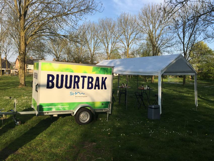 Buurtbak met partytent en statafels