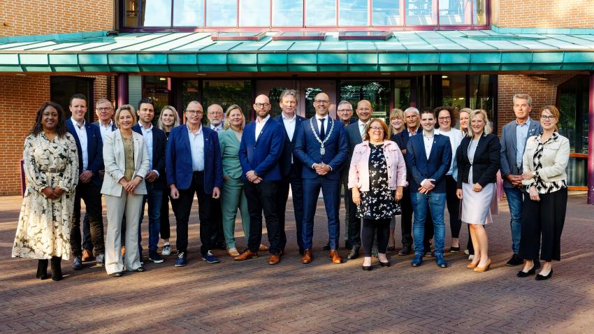 Foto van de raadsleden, griffier en burgemeester van de gemeente Sint-Michielsgestel