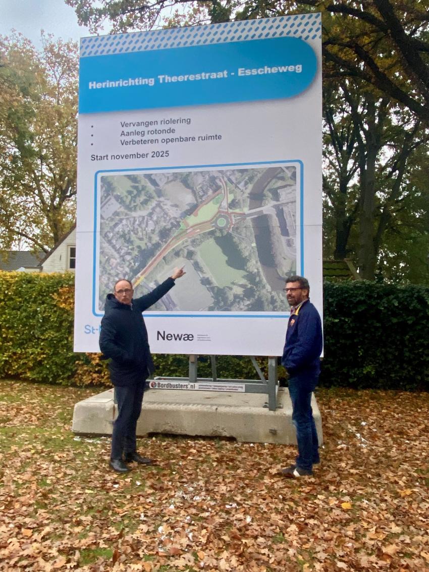 Projectbord Theereheide - Esscheweg met links wethouder Theo Geldens
