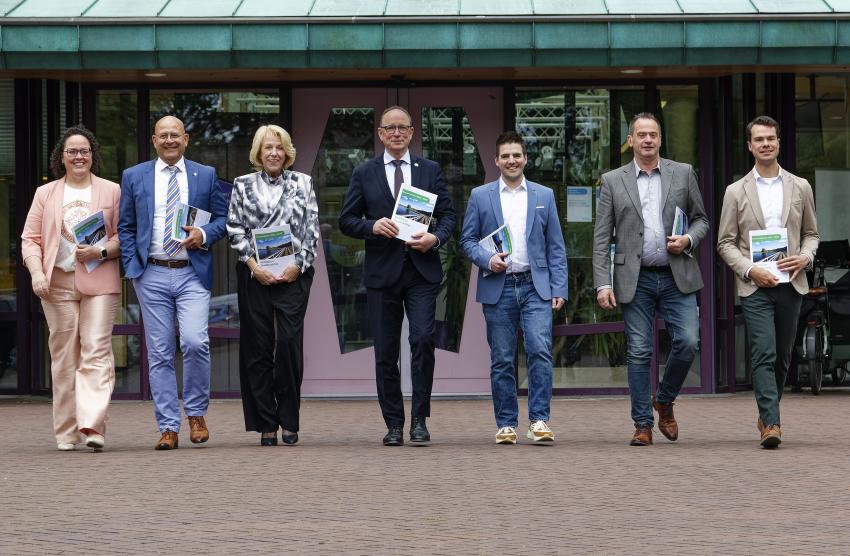 Femke Klomp, Kirk den Otter, Anja Andres (allen SMG) Theo Geldens (Formateur) Joep Meijs, René Smits, Peter Raaijmakers (allen PPA) met het Bestuursakkoord in de handen.