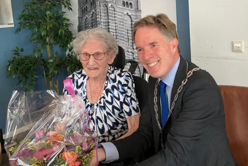 Mevrouw Riet Kitslaar met burgemeester Eiko Smid