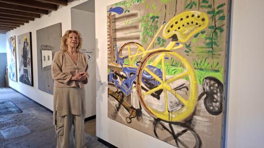 Monique Willems bij een kunstwerk van Leon Adriaans, klik voor een vergroting