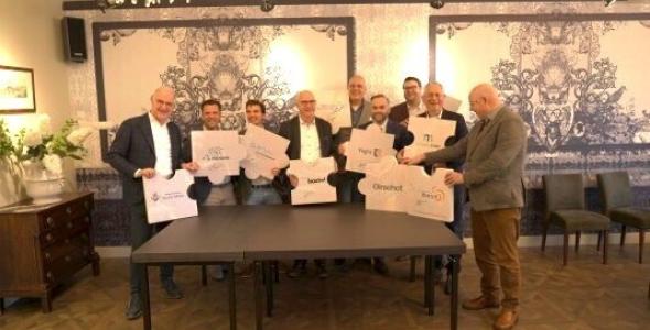 De partners die de samenwerkingsovereenkomst hebben ondertekend.