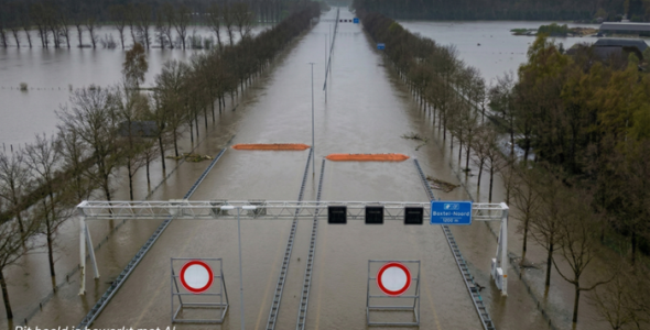 De A2 bij Boxtel-Noord die onder water staat, gemaakt met AI