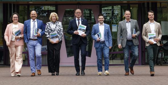 Femke Klomp, Kirk den Otter, Anja Andres (allen SMG) Theo Geldens (Formateur) Joep Meijs, René Smits, Peter Raaijmakers (allen PPA) met het Bestuursakkoord in de handen.