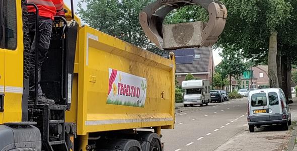 De tegeltaxi haalt tegels op  
