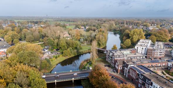 Huizen en de Dommel van bovenaf gefotografeerd