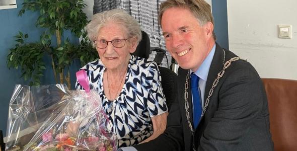 Mevrouw Riet Kitslaar met burgemeester Eiko Smid