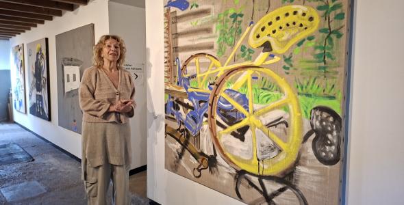 Monique Willems bij een kunstwerk van Leon Adriaans