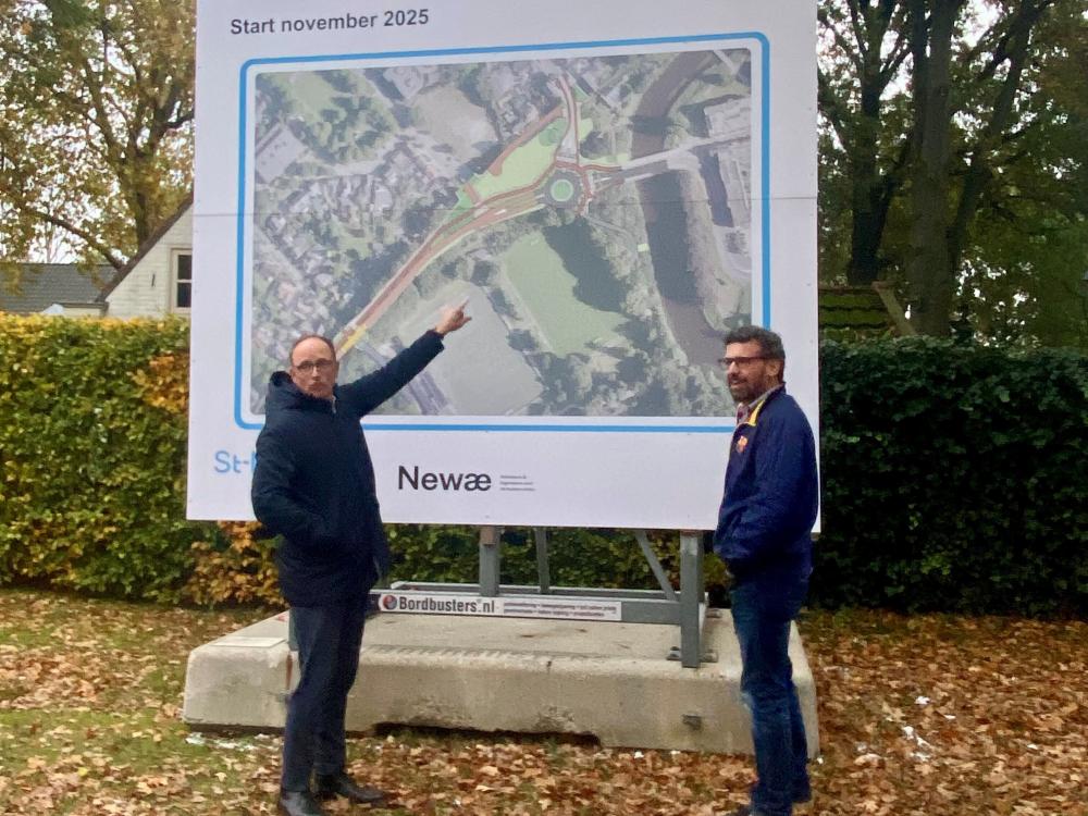 Projectbord Theereheide - Esscheweg met links wethouder Theo Geldens
