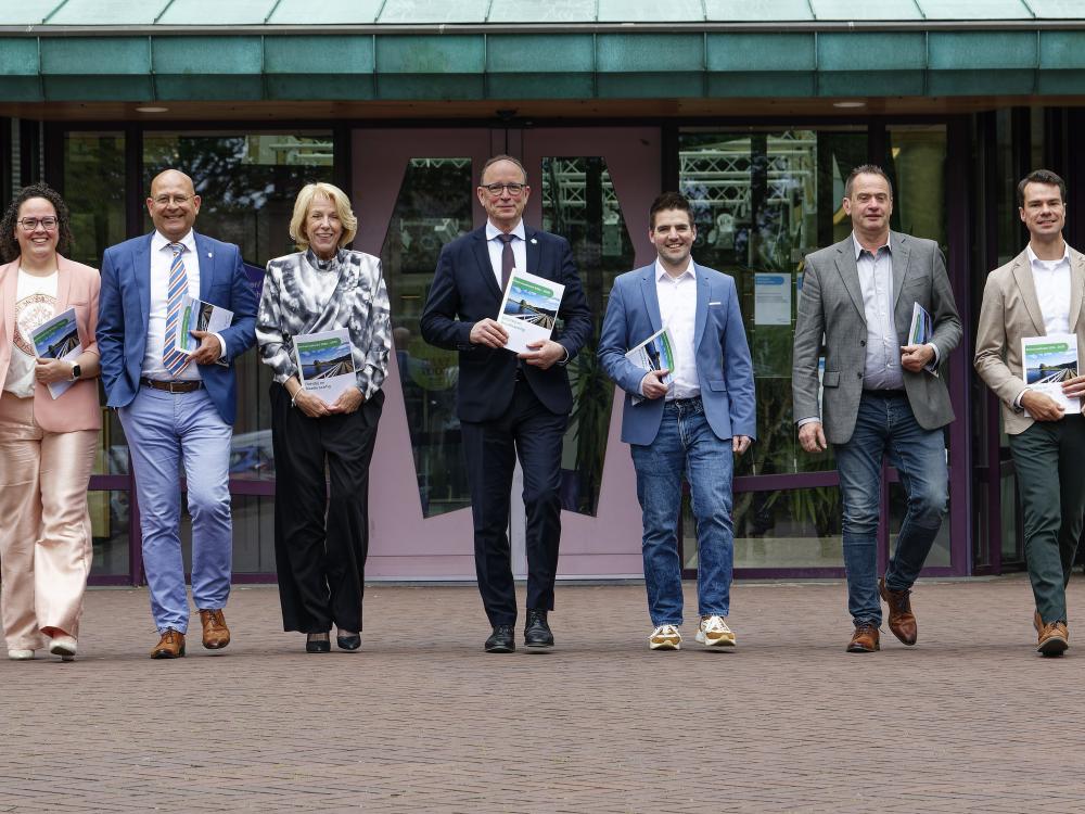 Femke Klomp, Kirk den Otter, Anja Andres (allen SMG) Theo Geldens (Formateur) Joep Meijs, René Smits, Peter Raaijmakers (allen PPA) met het Bestuursakkoord in de handen.