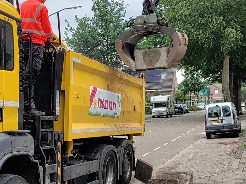 De tegeltaxi haalt tegels op  