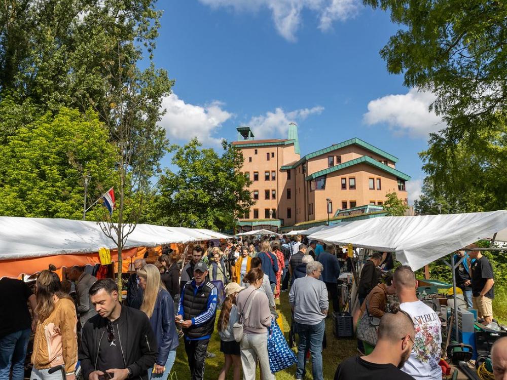 Kraampjes op de Grote Gestelse Vlooienmarkt