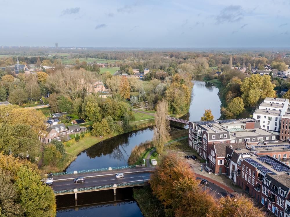 Huizen en de Dommel van bovenaf gefotografeerd