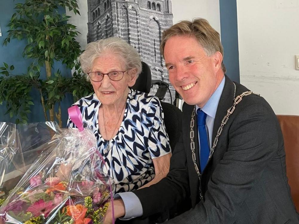Mevrouw Riet Kitslaar met burgemeester Eiko Smid