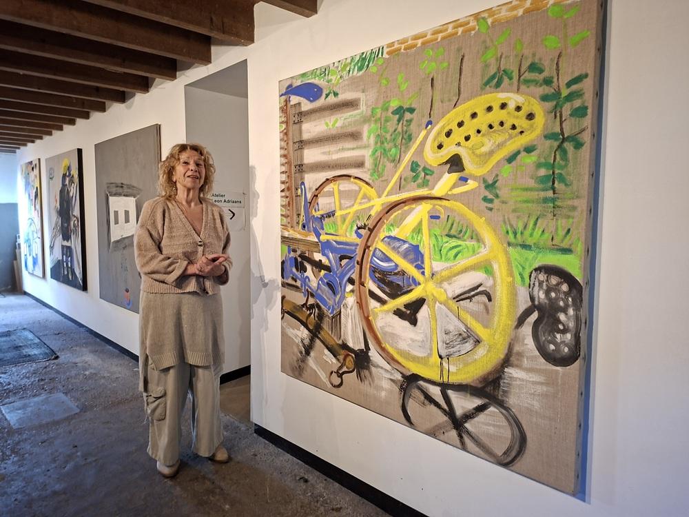 Monique Willems bij een kunstwerk van Leon Adriaans
